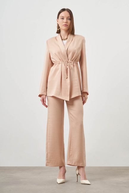 Mizalle Büzgülü İp Detaylı Bej Rengi Saten Ceket - Mizalle