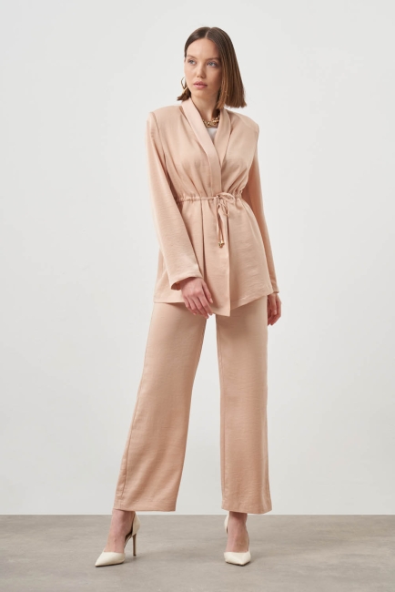 Mizalle Büzgülü İp Detaylı Bej Rengi Saten Ceket - Mizalle (1)