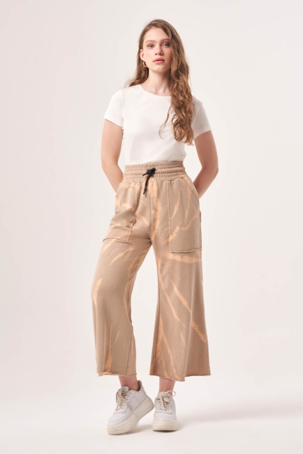 Mizalle Rahat Kesim Kesik Paça Geniş Cepli Bej Batik Renkli Jogger Pantolon - Mizalle