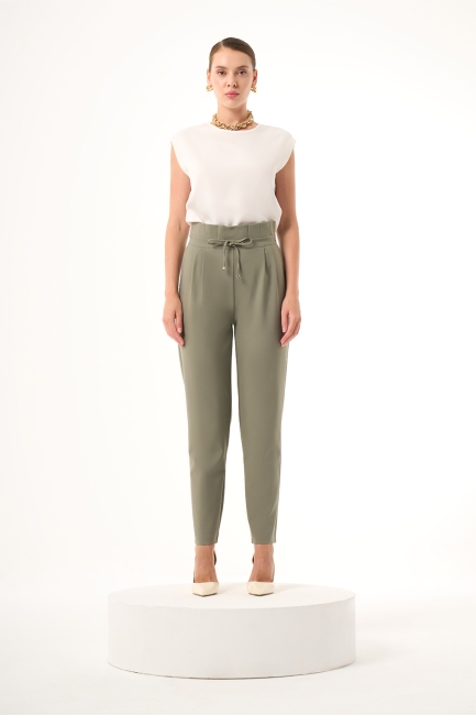 Mizalle Beli Bağcıklı Pileli Haki Havuç Pantolon - Mizalle