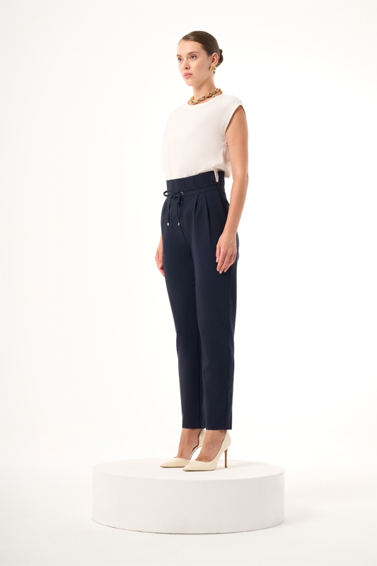 Mizalle Beli Bağcıklı Pileli Lacivert Havuç Pantolon · 3