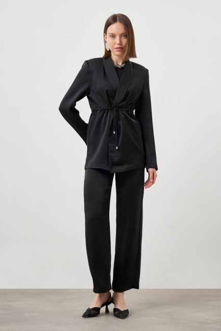 Mizalle Bol Kısa Paçalı Siyah Saten Pantolon - Mizalle