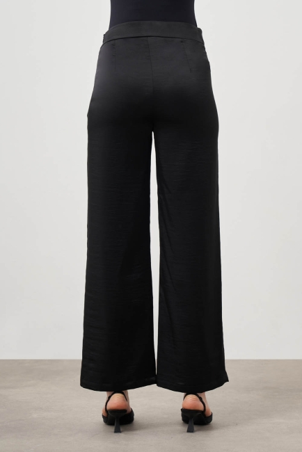 Mizalle Bol Kısa Paçalı Siyah Saten Pantolon - Mizalle (1)