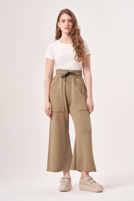 Mizalle Rahat Kesim Kesik Paça Geniş Cepli Yeşil Jogger Pantolon - Mizalle