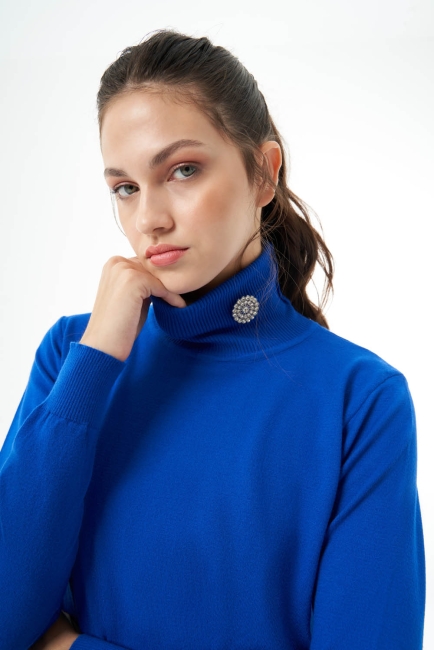 Mizalle Balıkçı Yaka Broş Detaylı Saks Mavi Uzun Triko Kazak - Mizalle (1)