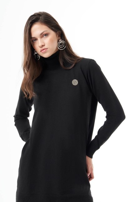 Mizalle Balıkçı Yaka Broş Detaylı Siyah Uzun Triko Kazak - Mizalle