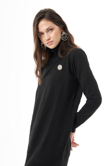 Mizalle Balıkçı Yaka Broş Detaylı Siyah Uzun Triko Kazak - Mizalle (1)