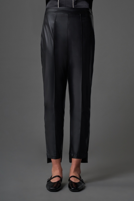 Mizalle Paça Detaylı Deri Görünümlü Siyah Pantolon - Mizalle