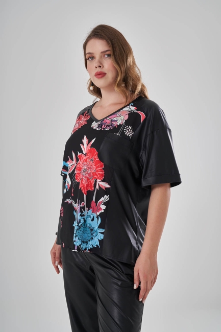 Mizalle Çiçek Desenli Deri Görünümlü V Yaka Siyah Tişört - Mizalle (1)