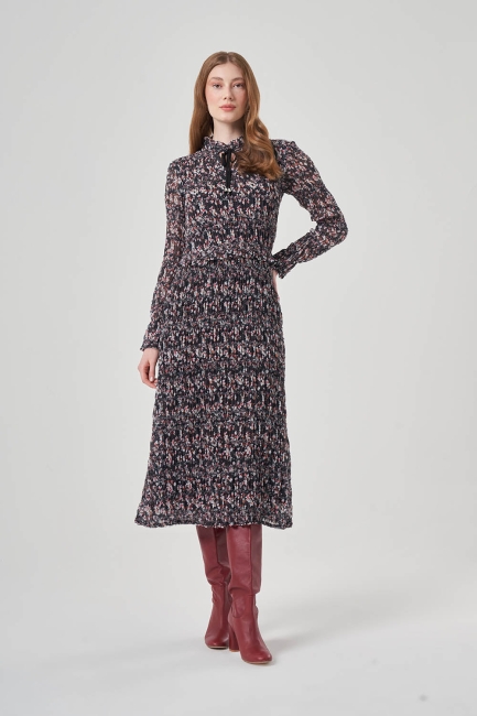 Mizalle Siyah Çiçek Desenli İnce Büzgülü Midi Elbise - Mizalle