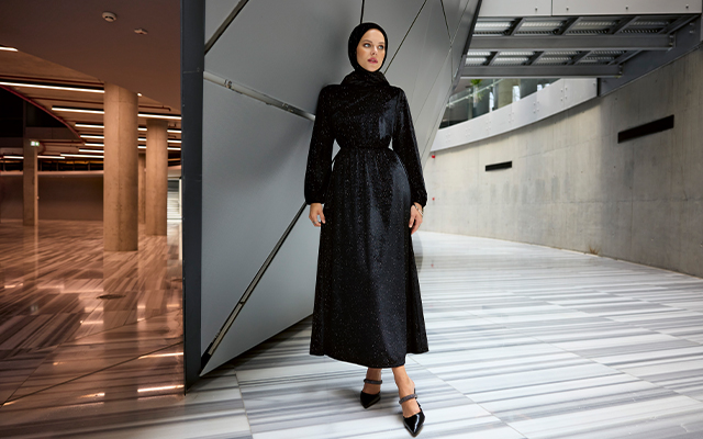 Düz Siyah Elbise Nasıl Hareketlendirilir?