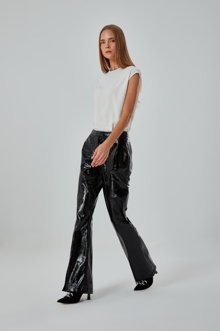 Mizalle Parlak Deri Görünümlü Flare Paça Siyah Pantolon - Mizalle (1)
