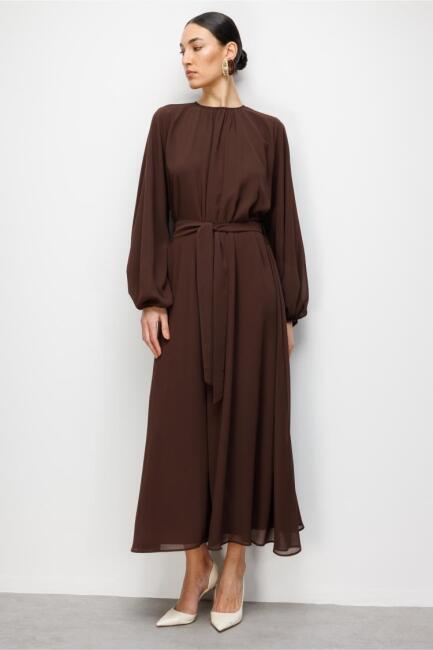 Mizalle Balon Kollu Kuşaklı Kahverengi Maksi Şifon Elbise - Mizalle (1)
