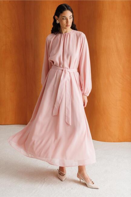 Mizalle Balon Kollu Kuşaklı Pembe Maksi Şifon Elbise - Mizalle