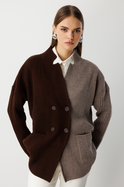 Mizalle Ekstra Oversize Kahverengi Renk Bloklu Cepli Kalın Triko Hırka - Mizalle