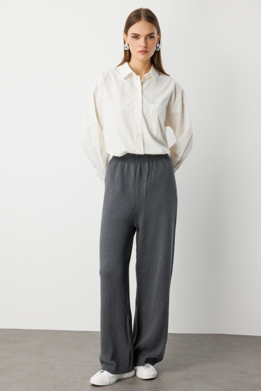 Mizalle Geniş Paça Beli Lastikli Gri Triko Jogger Pantolon · 2