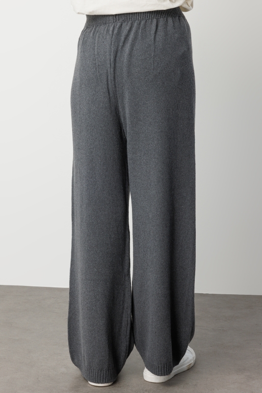 Mizalle Geniş Paça Beli Lastikli Gri Triko Jogger Pantolon · 4