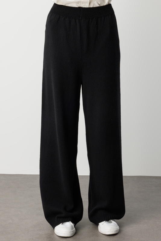 Mizalle Geniş Paça Beli Lastikli Siyah Triko Jogger Pantolon · 3