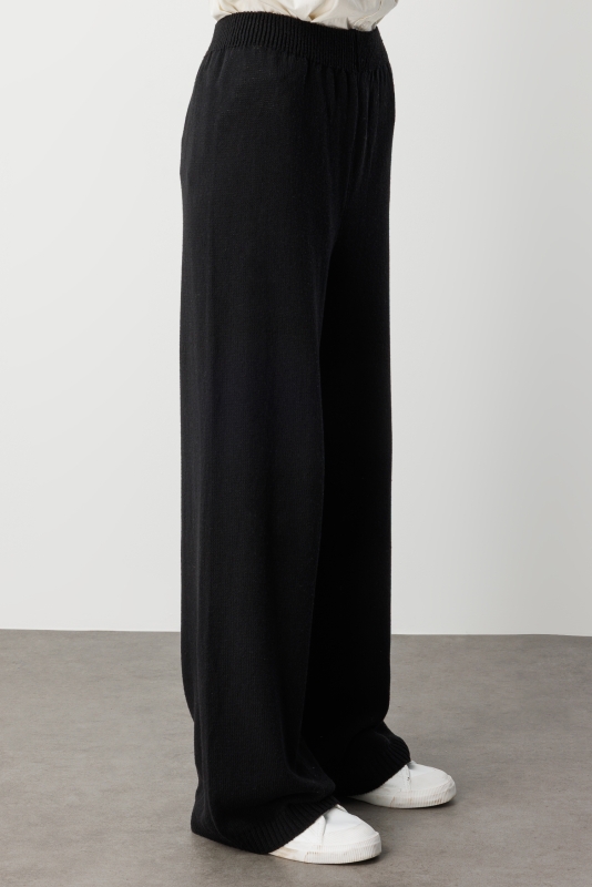 Mizalle Geniş Paça Beli Lastikli Siyah Triko Jogger Pantolon · 4