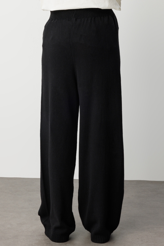Mizalle Geniş Paça Beli Lastikli Siyah Triko Jogger Pantolon · 5