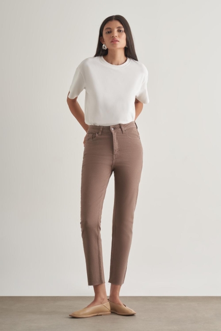 Mizalle Dar Kesim Kesik Paçalı Mom Fit Vizon Rengi Denim Pantolon - Mizalle