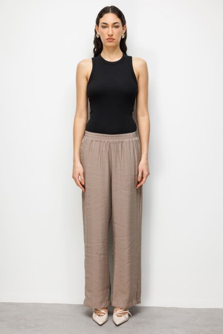 Mizalle Modal Dokulu Lastikli Bej Rengi Rahat Pantolon - Mizalle