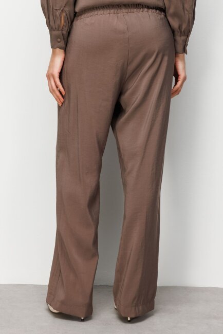 Mizalle Modal Dokulu Lastikli Kahverengi Rahat Pantolon - Mizalle (1)