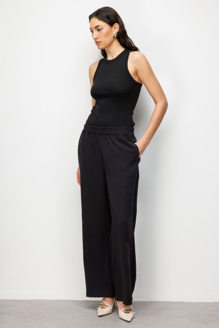 Mizalle Modal Dokulu Lastikli Siyah Rahat Pantolon - Mizalle