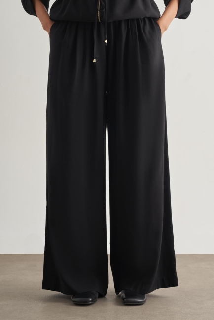 Mizalle Modal Karışımlı Rahat Kesim Beli Lastikli Siyah Pantolon - Mizalle