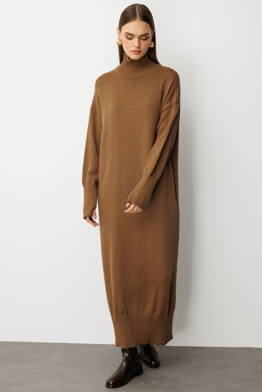 Mizalle Oversize Dik Yaka Karamel Rengi Uzun Kalın Triko Elbise · 3