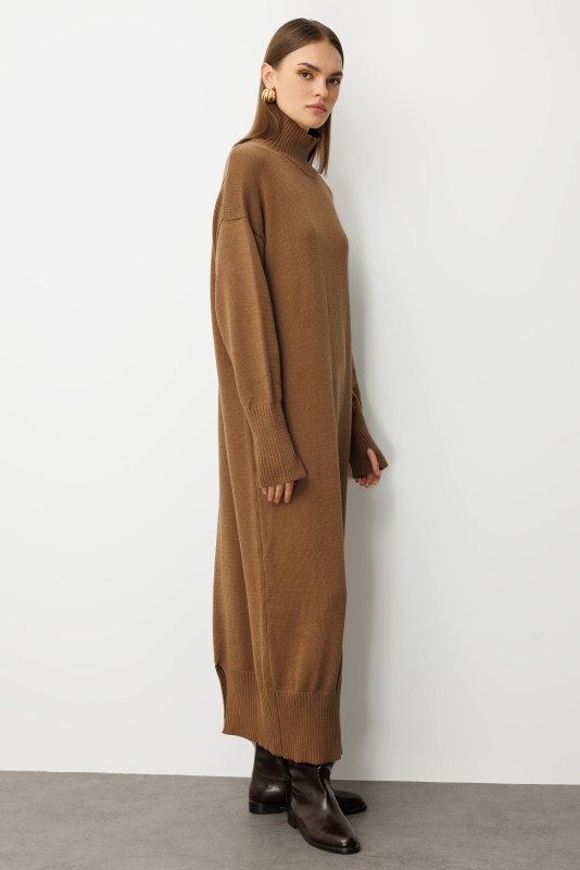 Mizalle Oversize Dik Yaka Karamel Rengi Uzun Kalın Triko Elbise · 4