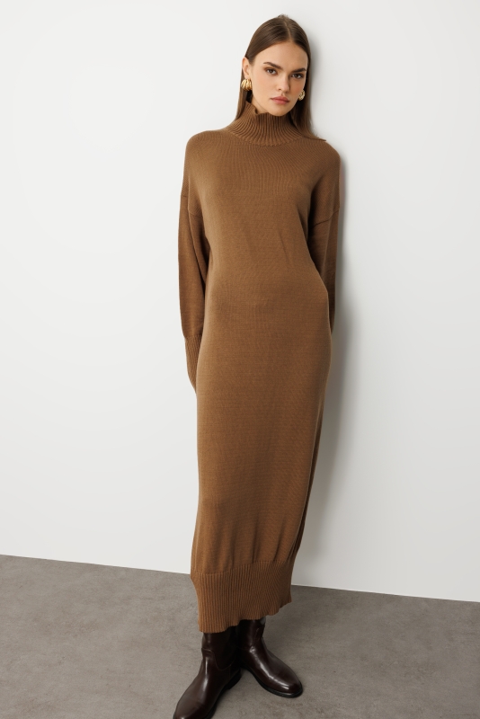Mizalle Oversize Dik Yaka Karamel Rengi Uzun Kalın Triko Elbise · 6