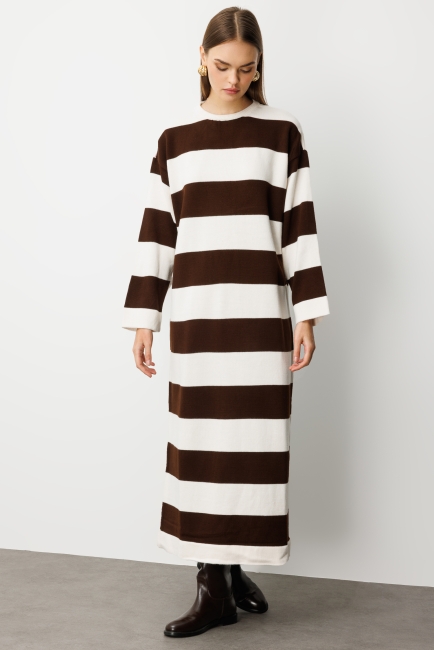 Mizalle Oversize Ekru Kahverengi Çizgili Uzun Kalın Triko Elbise - Mizalle