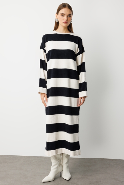 Mizalle Oversize Ekru Siyah Çizgili Uzun Kalın Triko Elbise - Mizalle