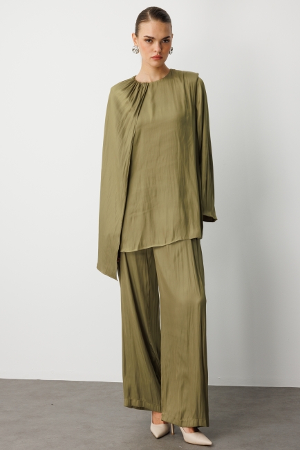 Mizalle Parça Pelerin Detaylı Saten Şık Yeşil Bluz - Mizalle (1)