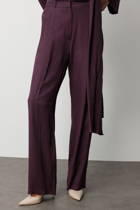Mizalle Pilise Detaylı Bordo Saten Dökümlü Pantolon · 3