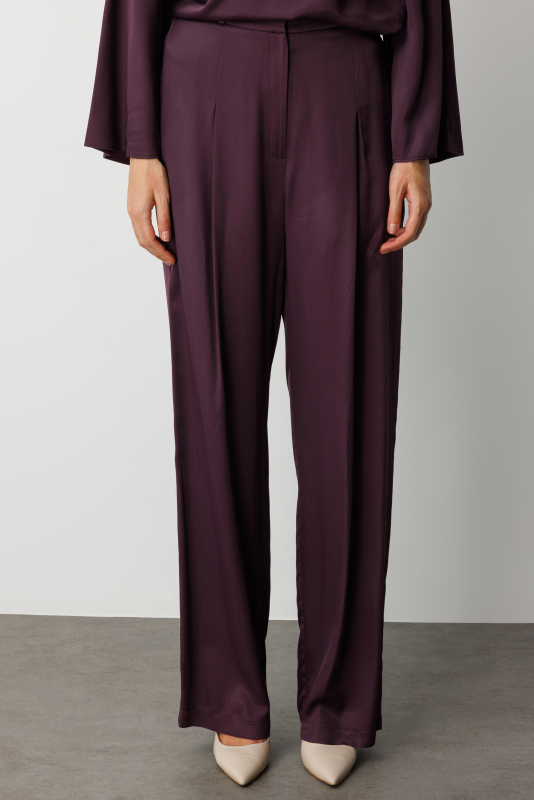 Mizalle Pilise Detaylı Bordo Saten Dökümlü Pantolon · 4