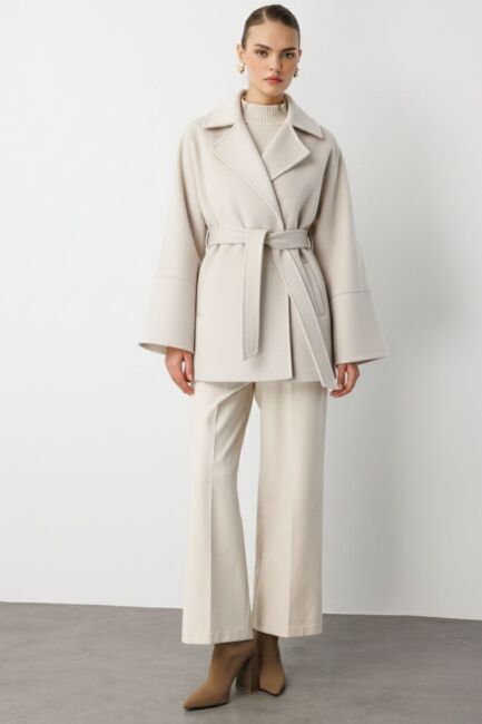 Mizalle Rahat Kesim Yünlü Kısa Bej Rengi Kaşe Kaban - Mizalle