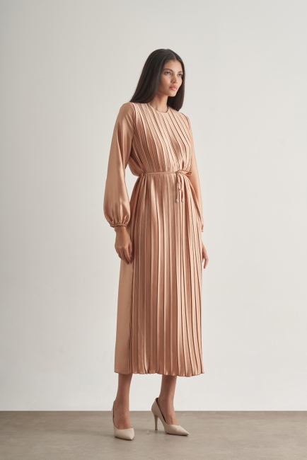 Mizalle Saten Dokulu İnce Piliseli Bej Rengi Maksi Elbise - Mizalle (1)