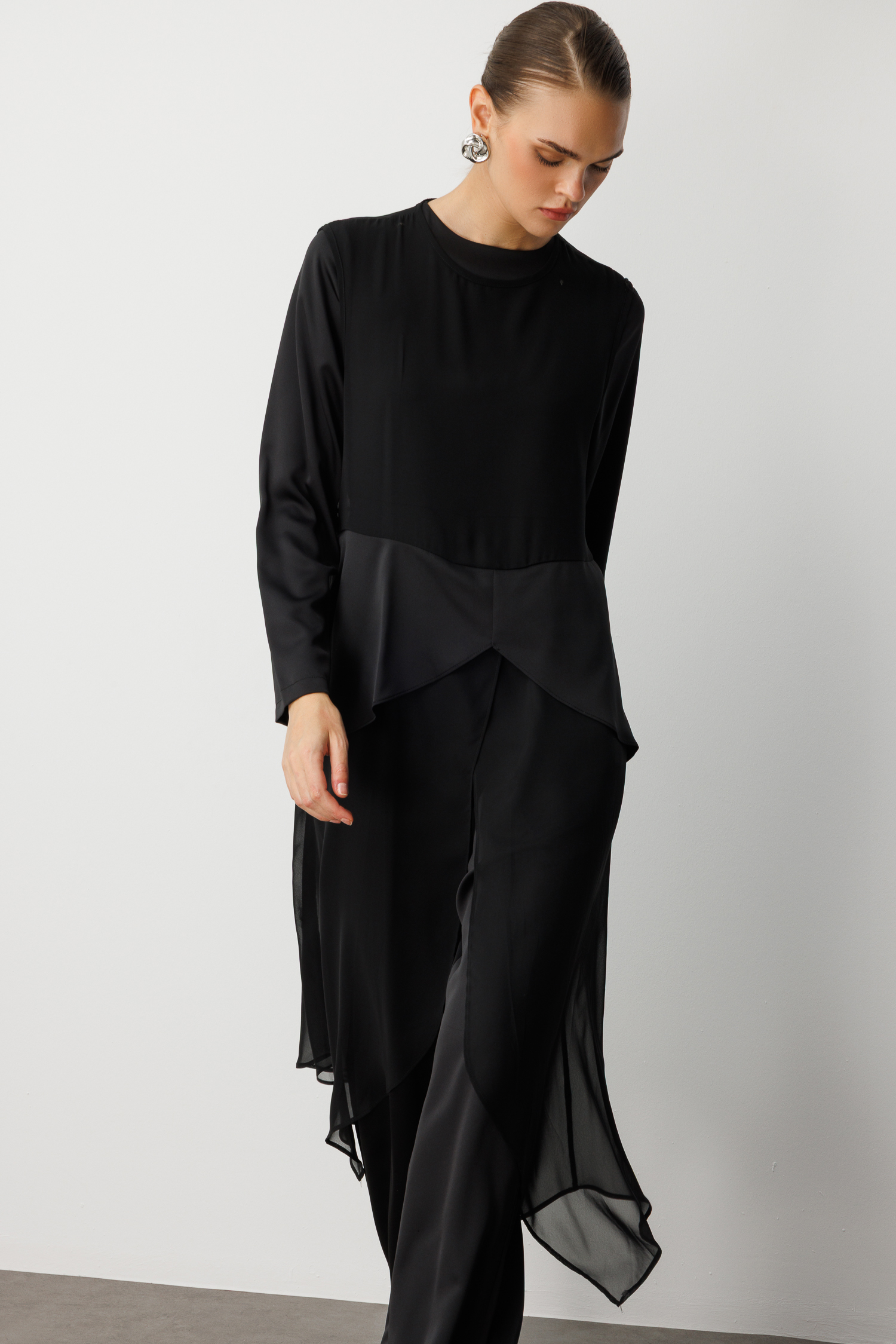 Mizalle Şifon Detaylı Uzun Saten Şık Siyah Tulum - Mizalle