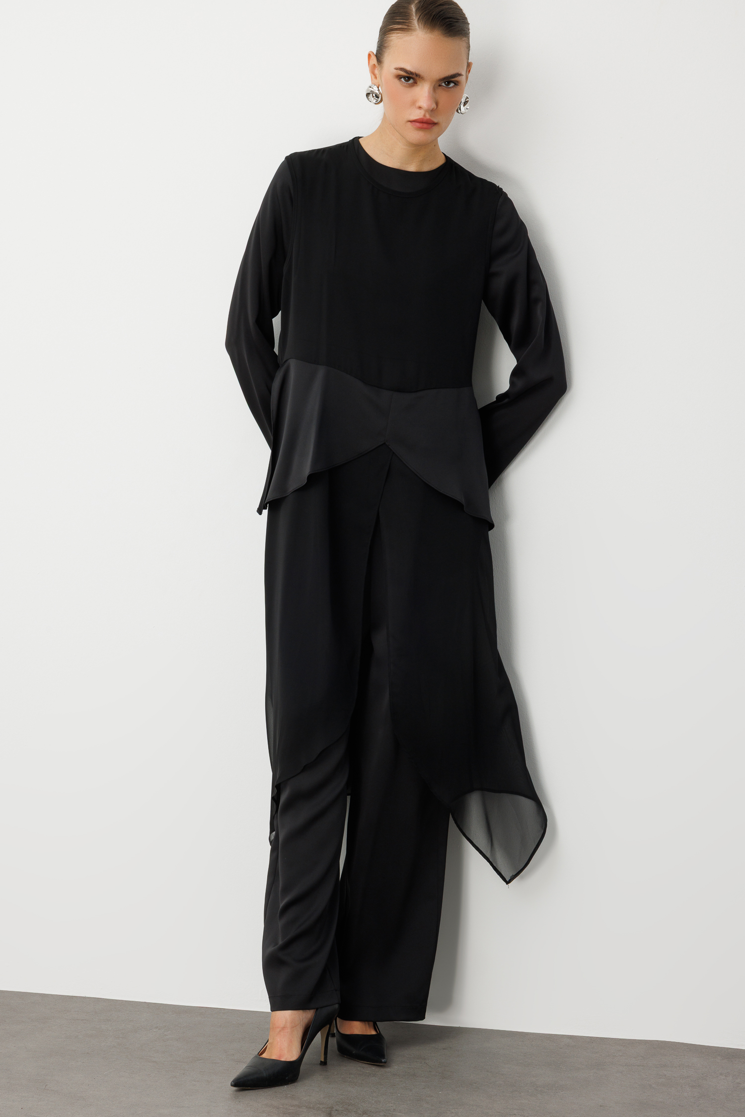 Mizalle Şifon Detaylı Uzun Saten Şık Siyah Tulum - Mizalle