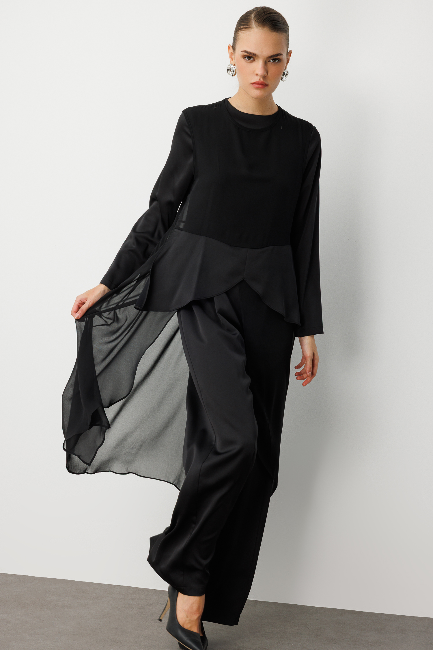 Mizalle Şifon Detaylı Uzun Saten Şık Siyah Tulum - Mizalle