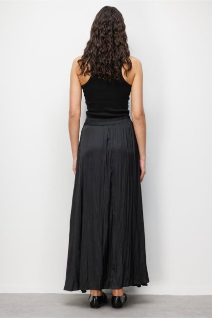 Mizalle Siyah Kırışık Görünümlü Saten Maksi Etek - Mizalle (1)