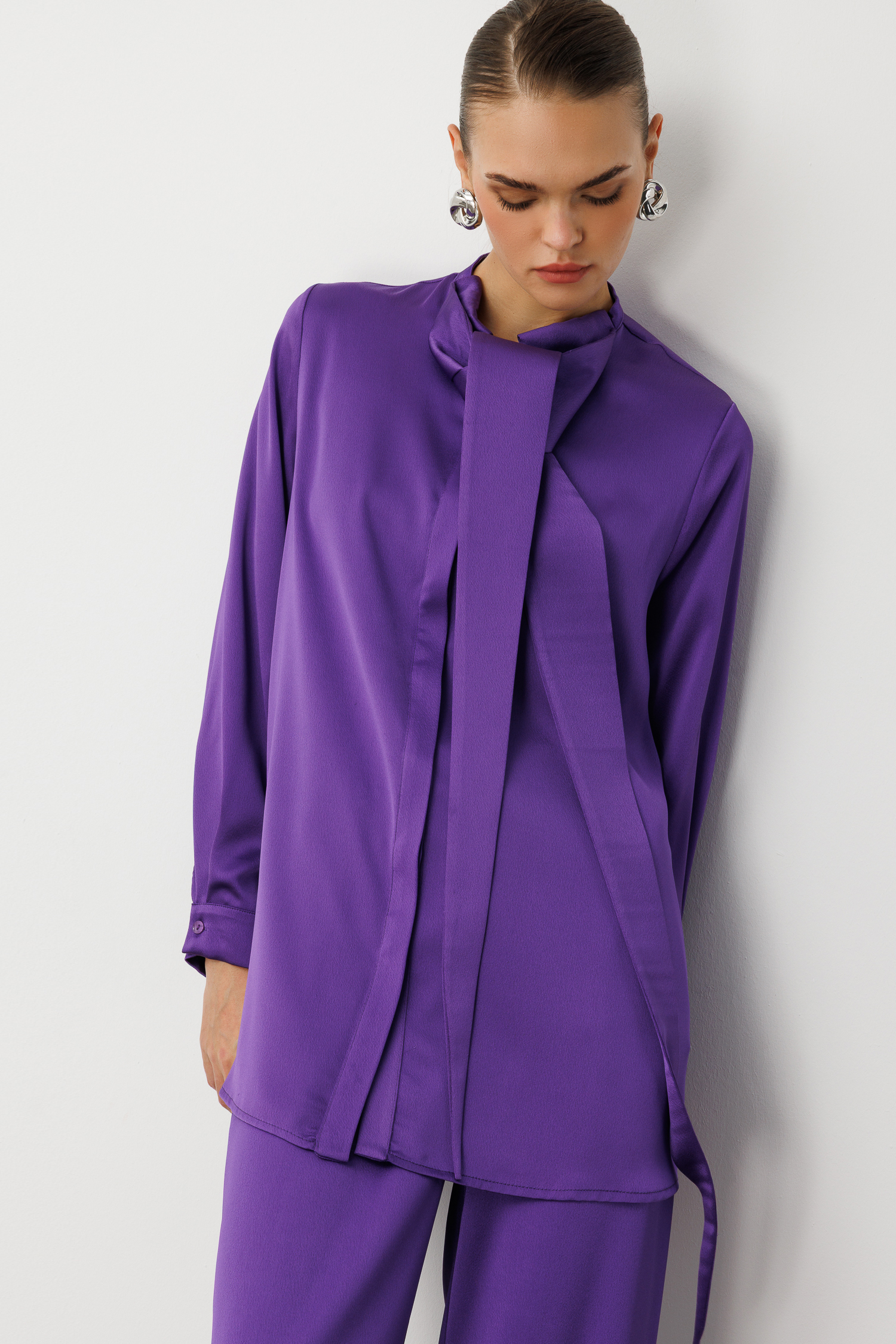 Mizalle Uzun Fular Detaylı Mor Saten Şık Bluz - Mizalle