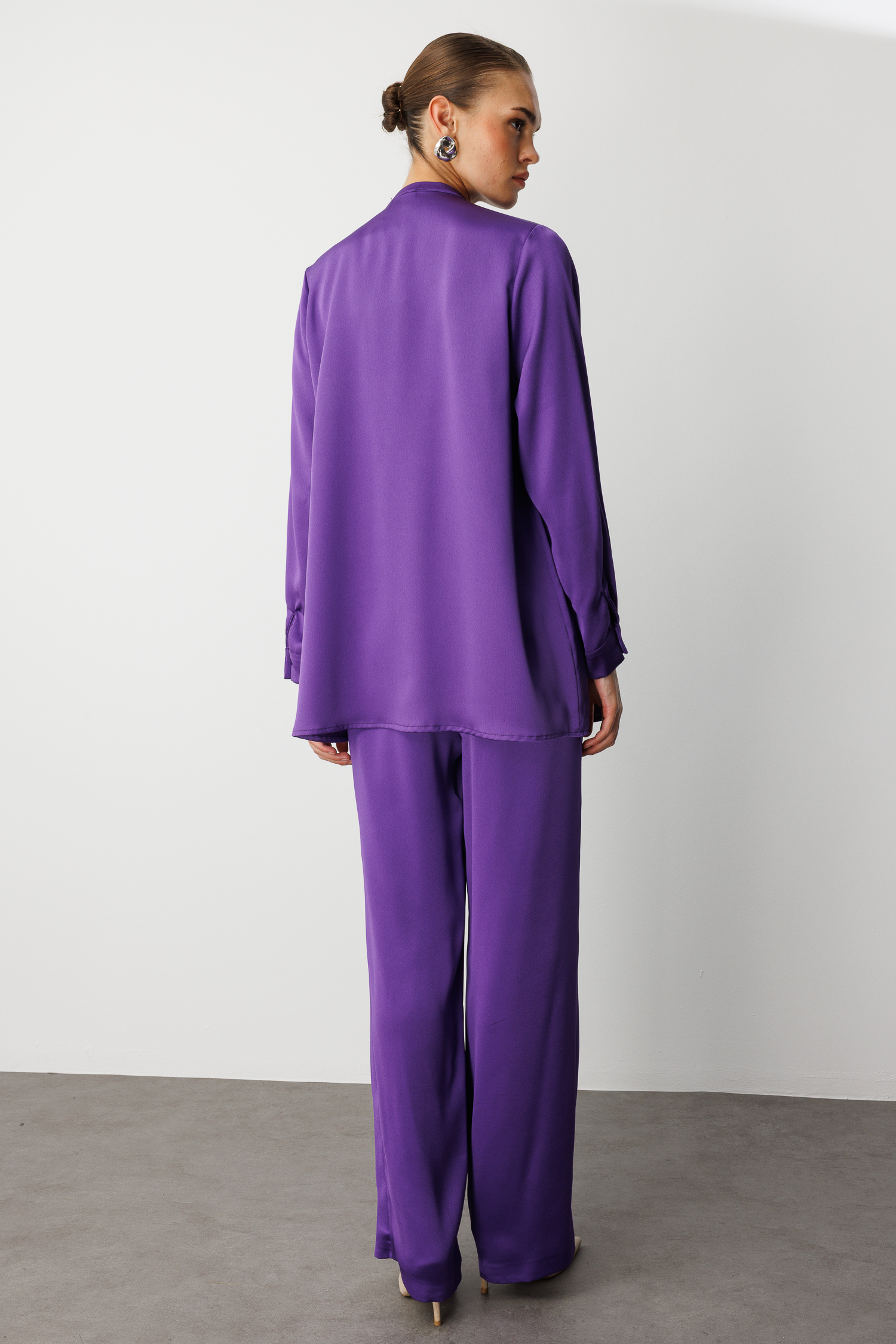 Mizalle Uzun Fular Detaylı Mor Saten Şık Bluz - Mizalle