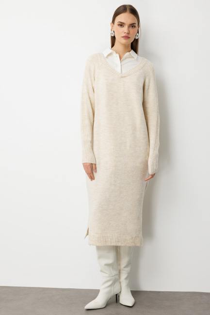 Mizalle V Yaka Oversize Yırtmaçlı Bej Rengi Uzun Triko Elbis - Mizalle