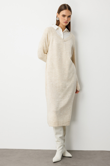 Mizalle V Yaka Oversize Yırtmaçlı Bej Rengi Uzun Triko Elbis - Mizalle (1)