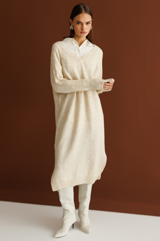 Mizalle V Yaka Oversize Yırtmaçlı Bej Rengi Uzun Triko Elbis · 4