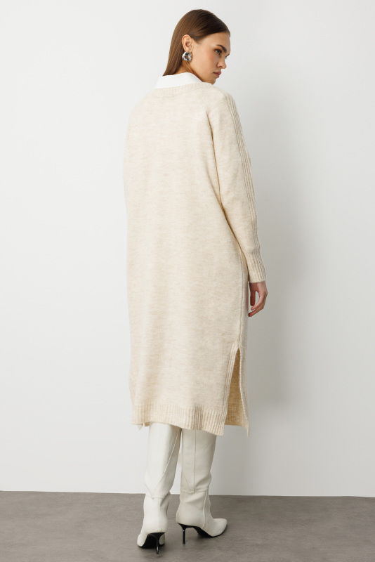 Mizalle V Yaka Oversize Yırtmaçlı Bej Rengi Uzun Triko Elbis · 6