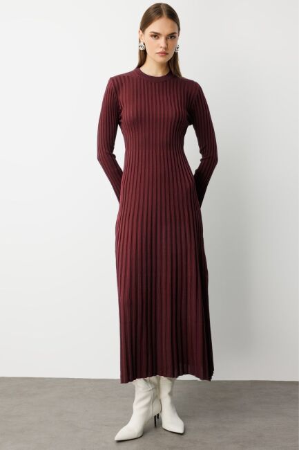 Mizalle Volanlı Etekli Yuvarlak Yaka Bordo Kaşkorse Uzun Tr - Mizalle